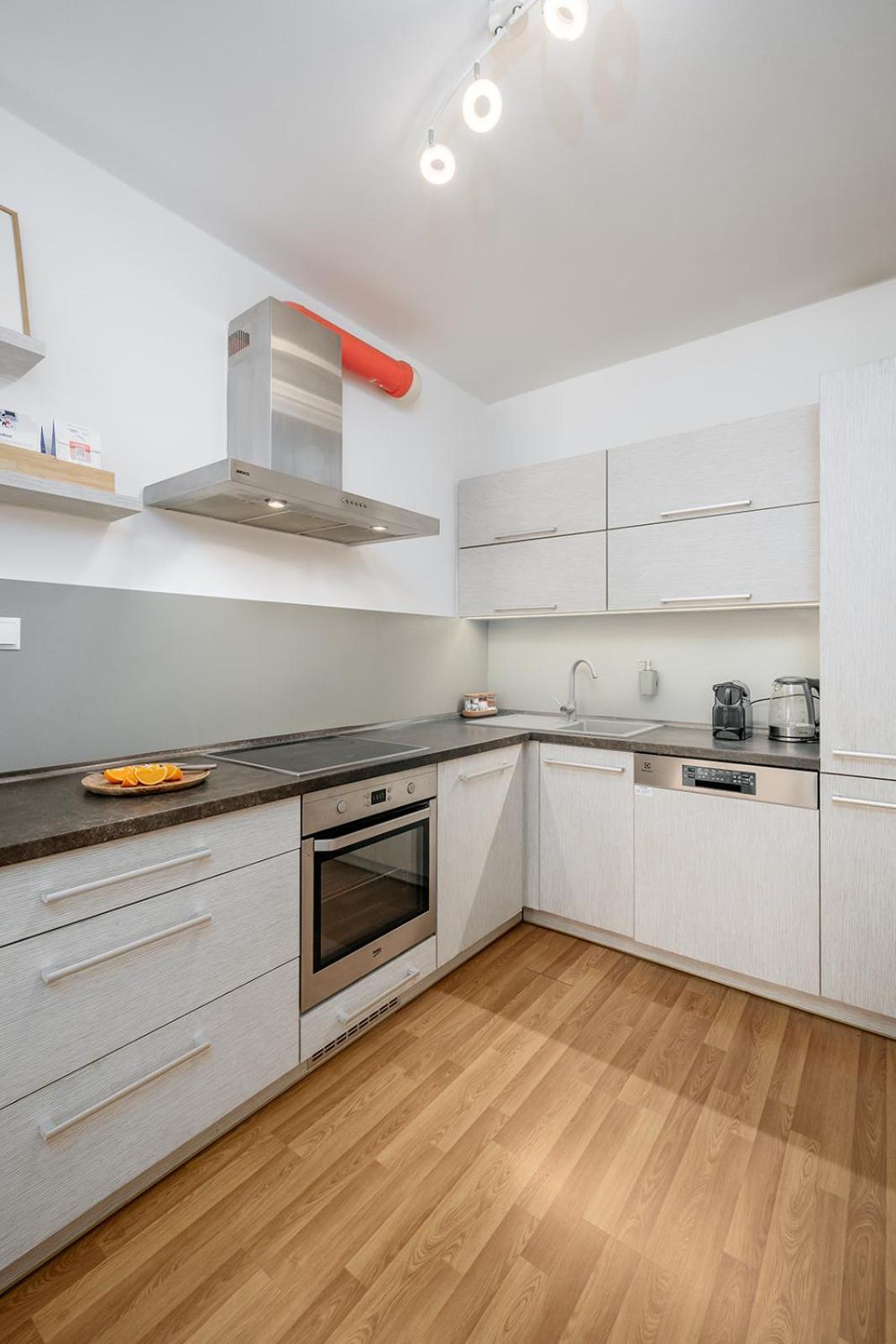 Prague Days - Bright Apartment - Balcony - Private Parking Bagian luar foto